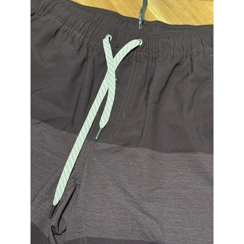 Vuori Logo Lined Stretch Drawstring Athletic Shorts Men's Size S Burgundy VGC